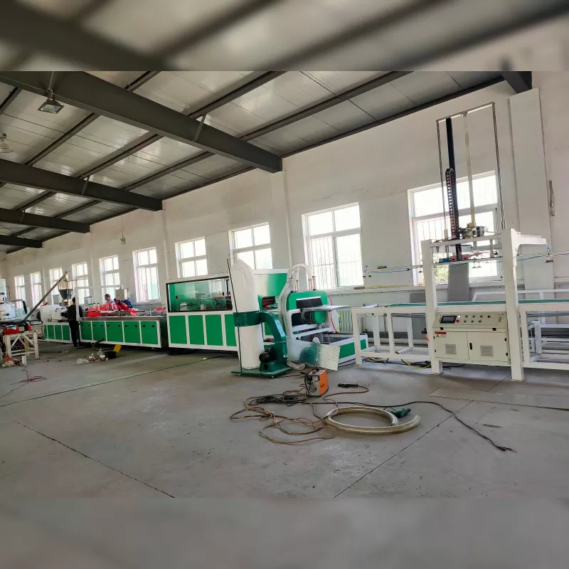 Équipement de production de panneaux muraux solides en PVC